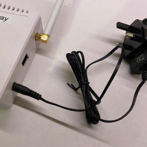 Connecting power cable to gateway